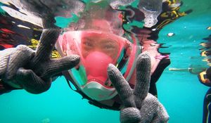 Preview wallpaper scuba diver, mask, glove, gesture