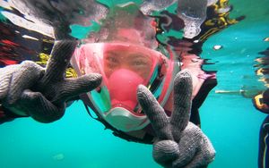 Preview wallpaper scuba diver, mask, glove, gesture
