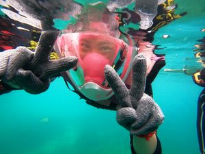 Preview wallpaper scuba diver, mask, glove, gesture