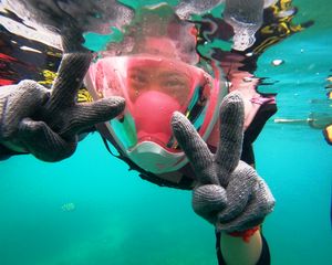 Preview wallpaper scuba diver, mask, glove, gesture