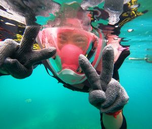 Preview wallpaper scuba diver, mask, glove, gesture