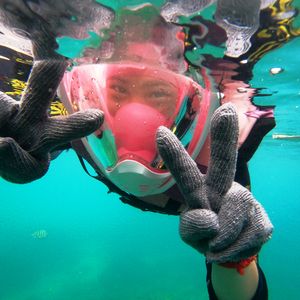 Preview wallpaper scuba diver, mask, glove, gesture