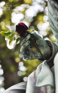 Preview wallpaper sculpture, hand, rose, glare, blur