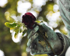 Preview wallpaper sculpture, hand, rose, glare, blur