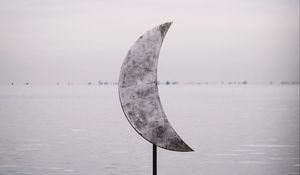 Preview wallpaper sculpture, moon, water