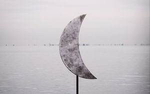 Preview wallpaper sculpture, moon, water