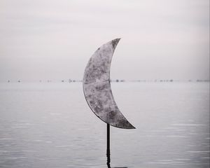 Preview wallpaper sculpture, moon, water