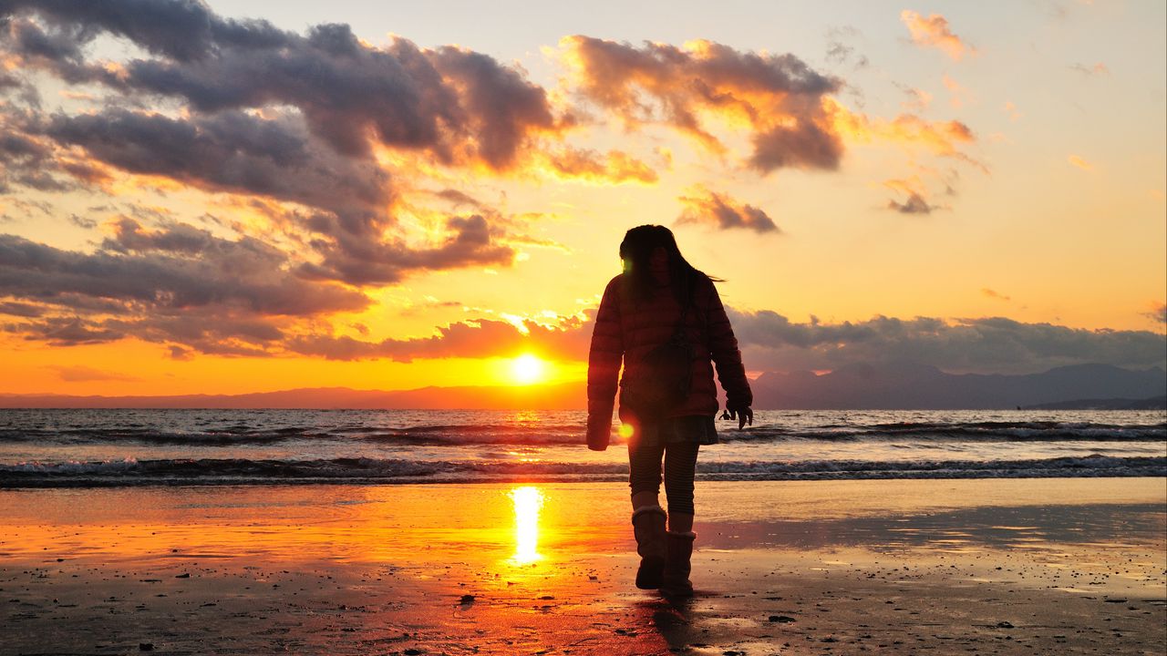 Wallpaper sea, beach, light, sunset, people, walk, alone