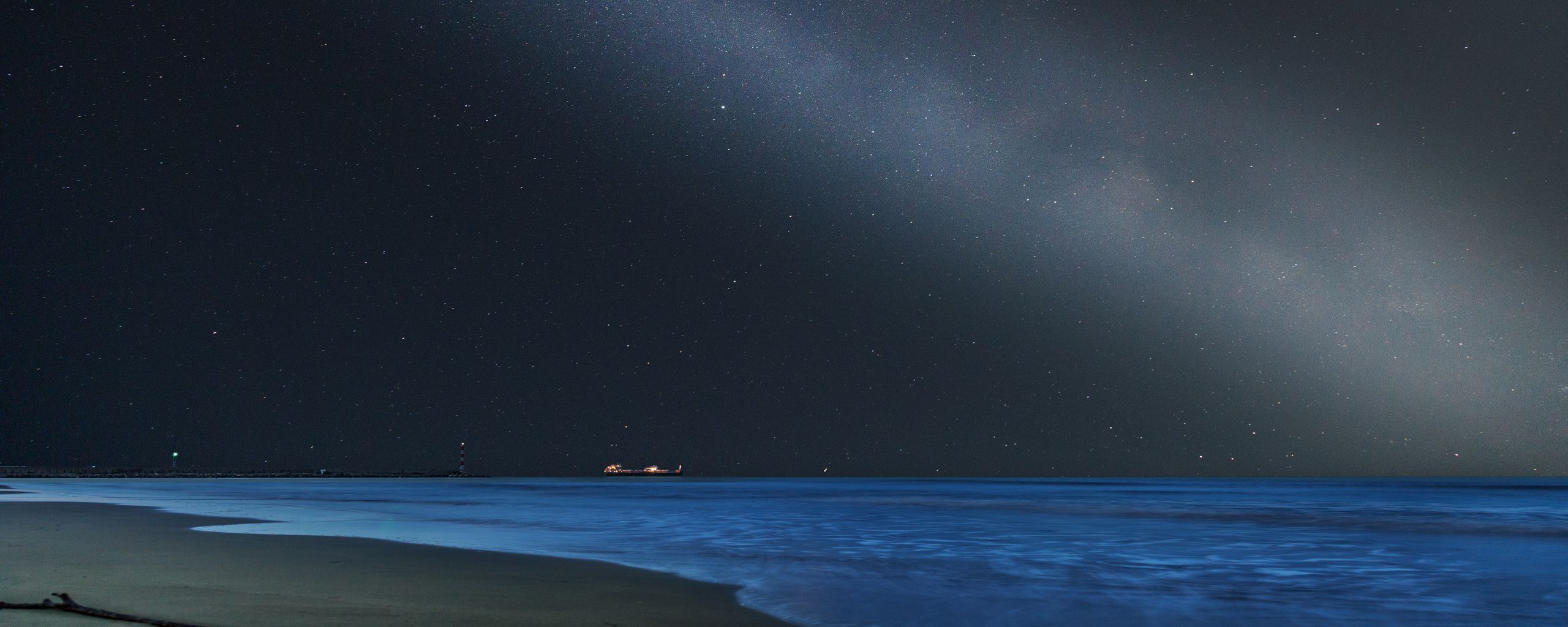 Nếu bạn muốn tìm kiếm một hình nền đẹp của bãi biển trong đêm hoặc bầu trời với hàng ngàn ngôi sao, hãy tải ngay hình nền này! Được thiết kế với độ phân giải đen 2560x1024, chắc chắn sẽ mang đến cho bạn một không gian làm việc hoàn hảo.