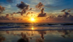 Preview wallpaper sea, beach, sunset, sun, waves