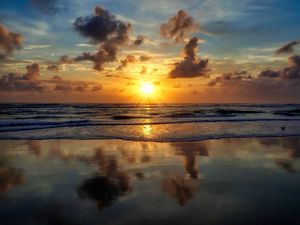 Preview wallpaper sea, beach, sunset, sun, waves