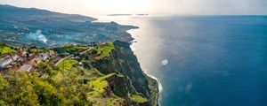 Preview wallpaper sea, cliff, shore, grass, nature