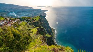 Preview wallpaper sea, cliff, shore, grass, nature