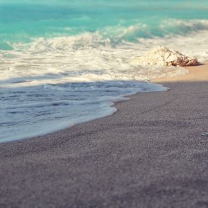 Preview wallpaper sea, coast, beach, sand, wave, stone, macro, grains