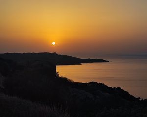 Preview wallpaper sea, coast, sky, sun, dark, sunset