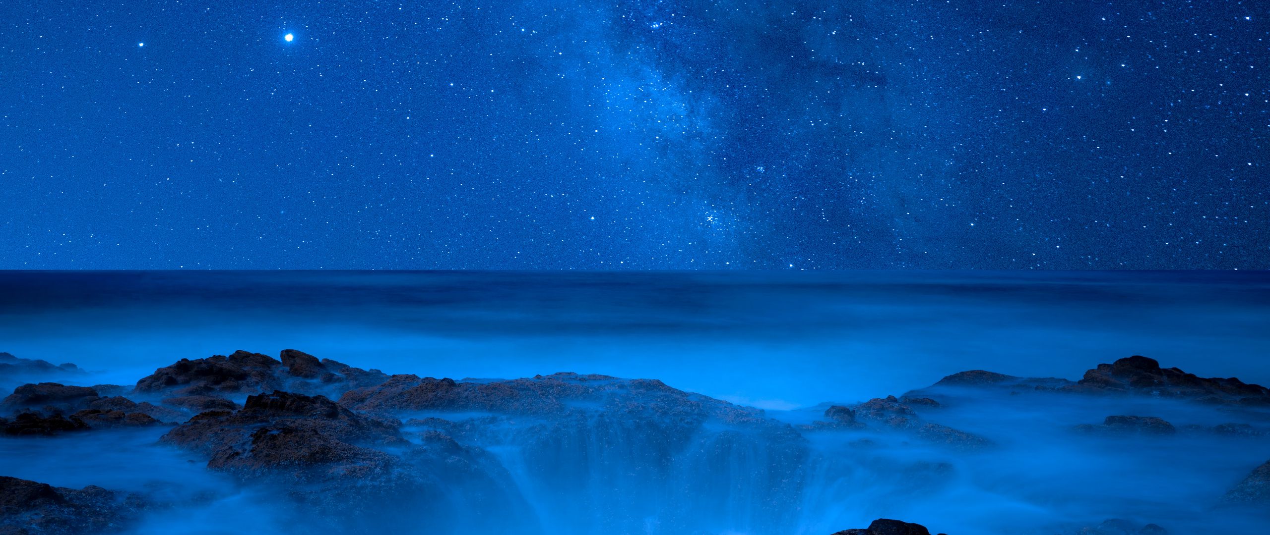 Download wallpaper 2560x1080 sea, coast, starry sky, night dual wide