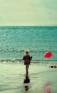 Preview wallpaper sea, girl, walking, beach, run, balloon