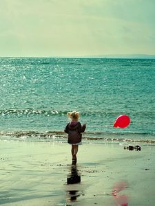 Preview wallpaper sea, girl, walking, beach, run, balloon