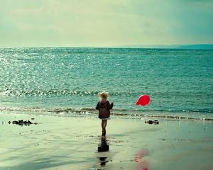 Preview wallpaper sea, girl, walking, beach, run, balloon