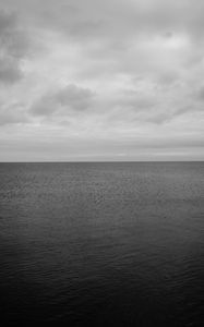 Preview wallpaper sea, horizon, bw, sky, clouds