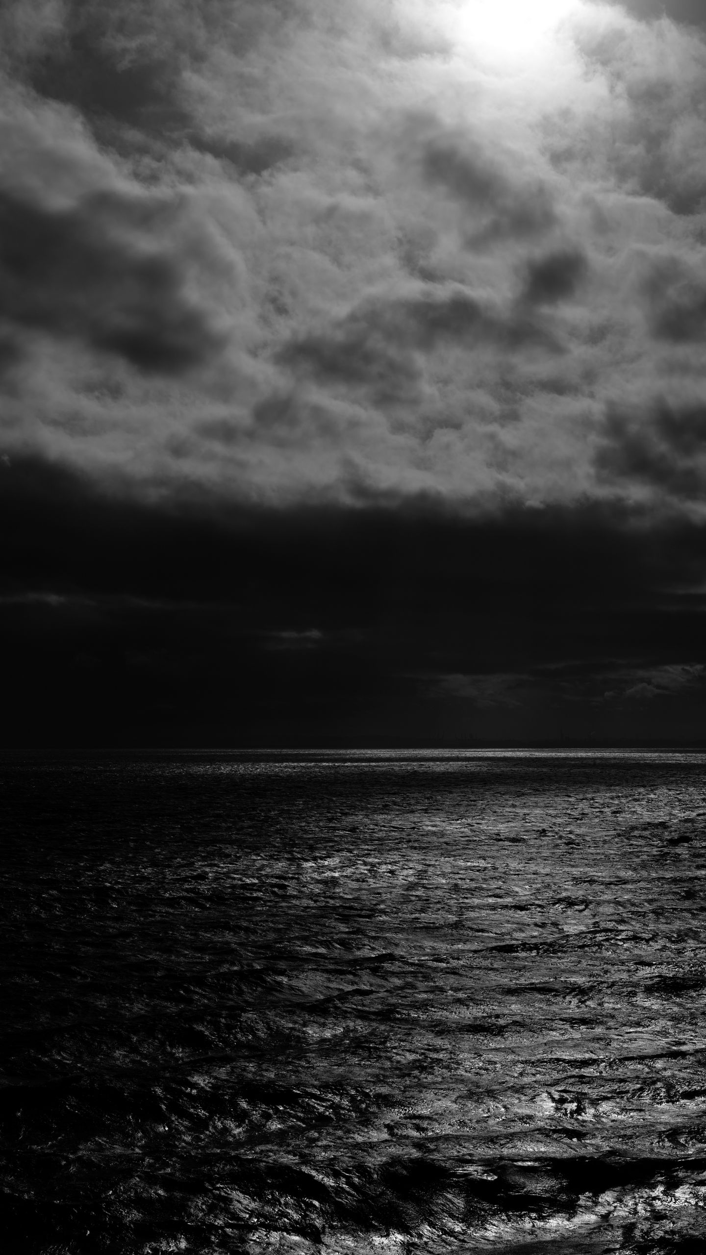 1440x2560 Wallpaper sea, horizon, bw, overcast, clouds, ripples