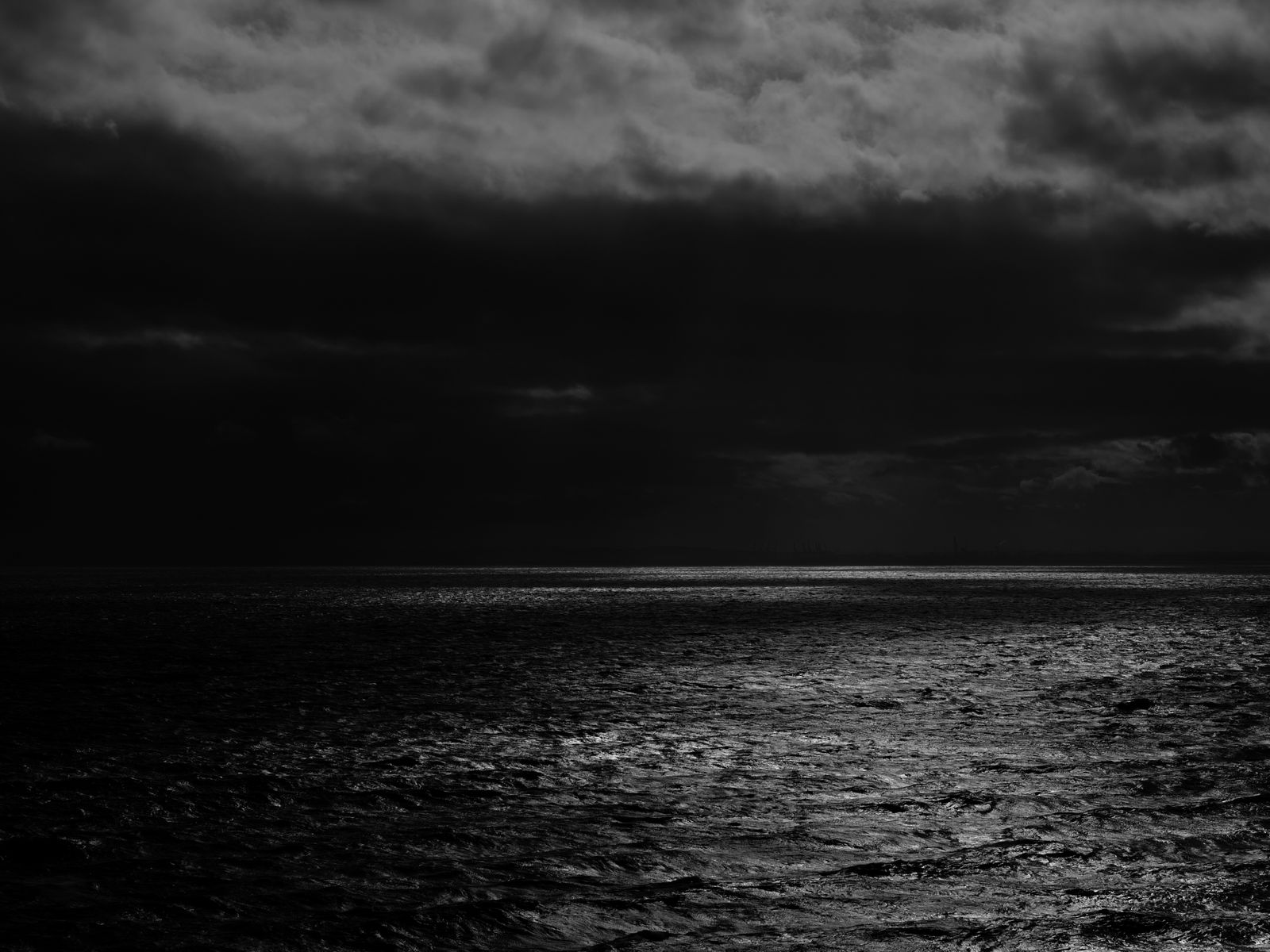 1600x1200 Wallpaper sea, horizon, bw, overcast, clouds, ripples