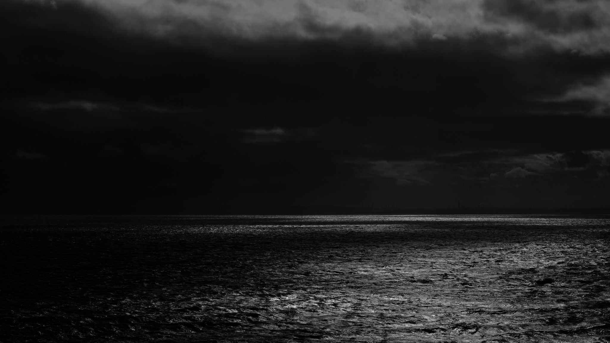 2048x1152 Wallpaper sea, horizon, bw, overcast, clouds, ripples