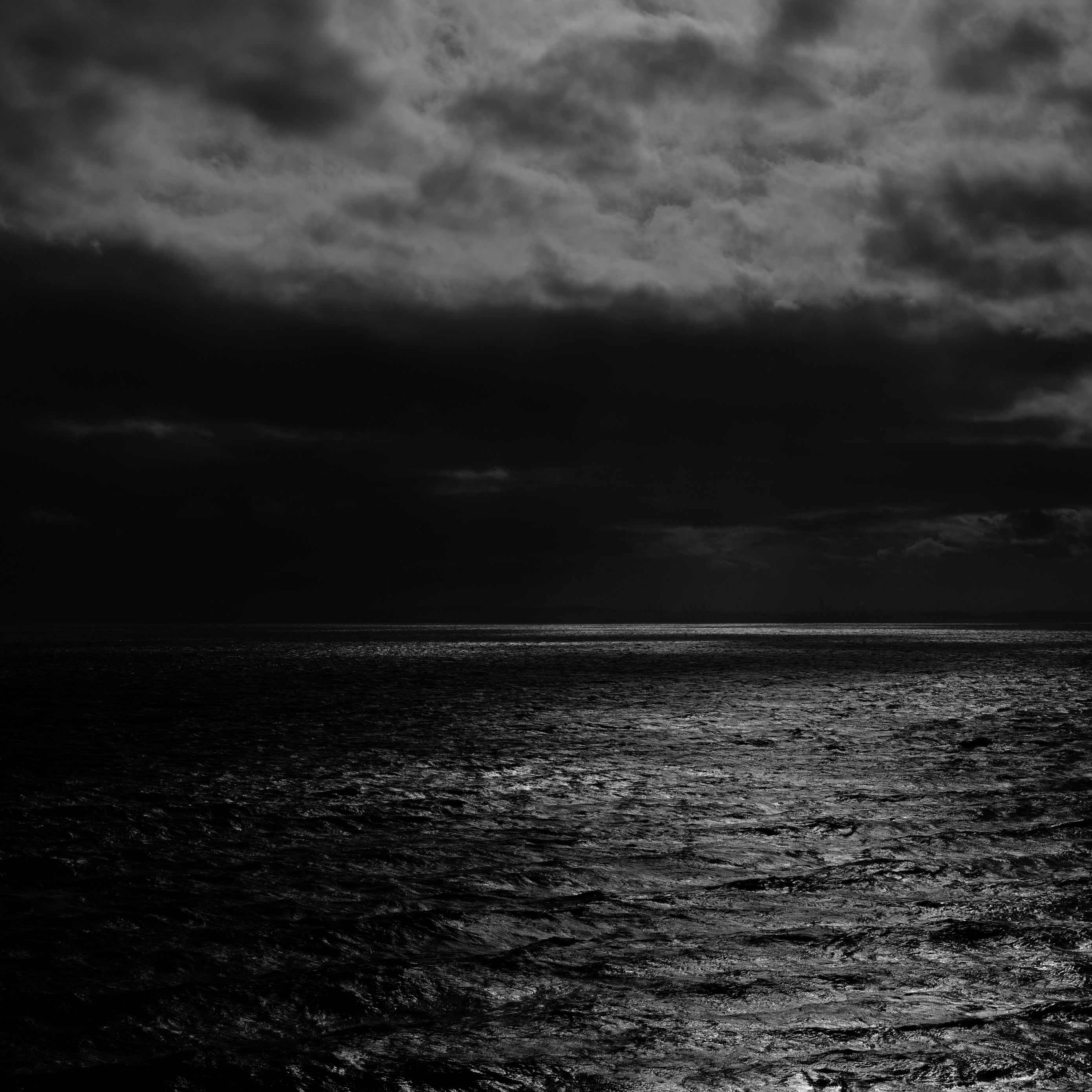 2780x2780 Wallpaper sea, horizon, bw, overcast, clouds, ripples