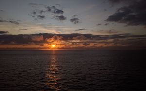Preview wallpaper sea, horizon, clouds, sun, sunset, dark