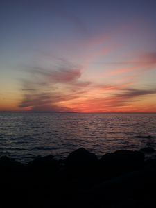 Preview wallpaper sea, horizon, evening, stones, dark, nature