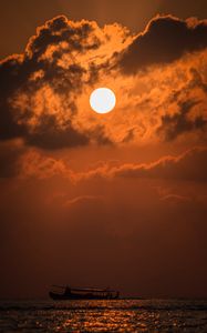 Preview wallpaper sea, horizon, ship, sunset, sun, clouds