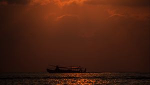 Preview wallpaper sea, horizon, ship, sunset, sun, clouds