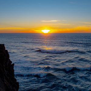 Preview wallpaper sea, horizon, sun, sunset, waves, landscape