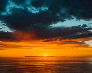 Preview wallpaper sea, horizon, sunset, clouds, sun, sky, dark