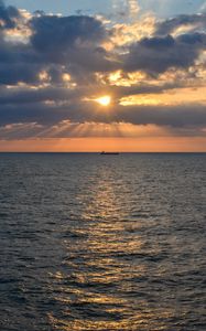 Preview wallpaper sea, horizon, sunset, ripples, waves, ship