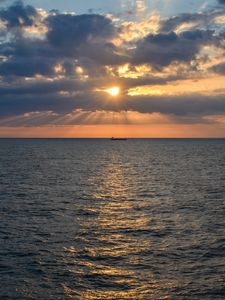 Preview wallpaper sea, horizon, sunset, ripples, waves, ship