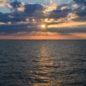 Preview wallpaper sea, horizon, sunset, ripples, waves, ship