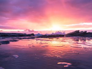 Preview wallpaper sea, horizon, sunset, rocks, stones, spray