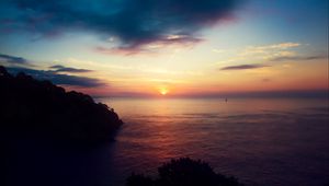 Preview wallpaper sea, horizon, tree, rock, silhouettes, sunset