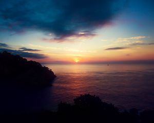Preview wallpaper sea, horizon, tree, rock, silhouettes, sunset