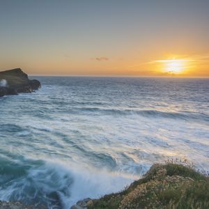 Preview wallpaper sea, horizon, waves, sunset, shore, grass