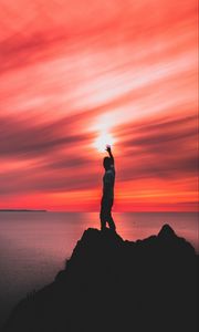 Preview wallpaper sea, man, sunset, horizon, hill