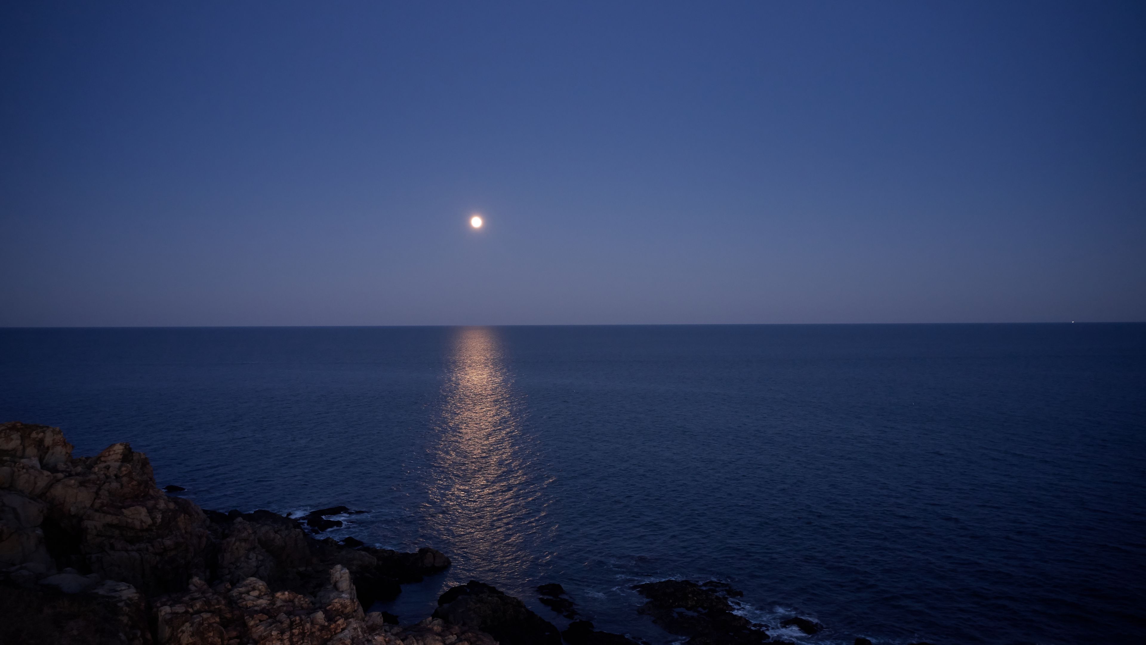 Download wallpaper 3840x2160 sea, moon, water, reflection, night ...