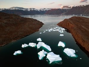 Preview wallpaper sea, mountains, snow, icebergs, ice