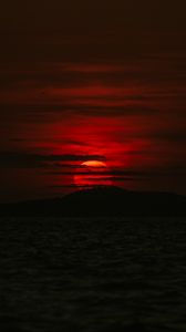 Preview wallpaper sea, mountains, sunset, sun, dark