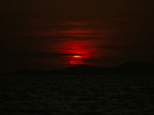 Preview wallpaper sea, mountains, sunset, sun, dark