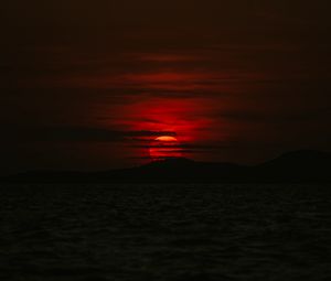 Preview wallpaper sea, mountains, sunset, sun, dark