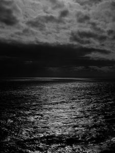 Preview wallpaper sea, night, moonlight, ripples, clouds, horizon