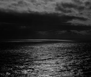 Preview wallpaper sea, night, moonlight, ripples, clouds, horizon