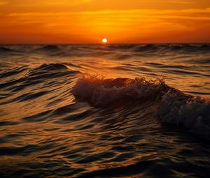 Preview wallpaper sea, ocean, waves, sunset, horizon, sun